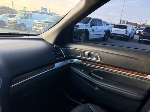 Used 2018 Ford Explorer Limited image 21