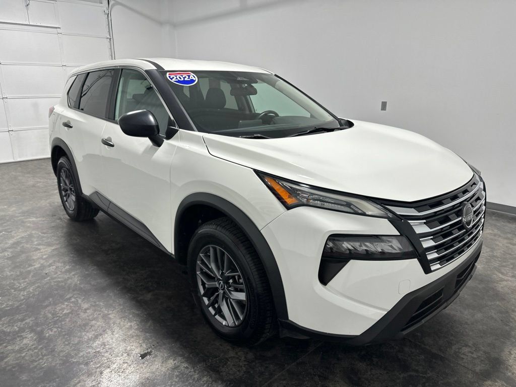 Used 2024 Nissan Rogue S AWD/4WD image 3