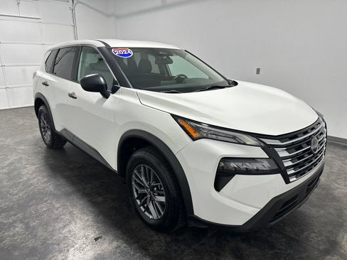 Used 2024 Nissan Rogue S AWD/4WD image 3