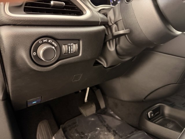 New 2027 Chrysler Pacifica Select w/ Family Tech Group FWD image 16