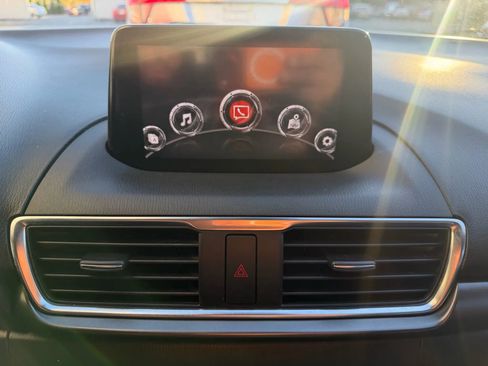 Used 2018 MAZDA MAZDA3 Grand Touring w/ Premium Equipment Package image 18