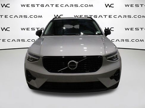 Used 2025 Volvo XC40 B5 Plus image 4