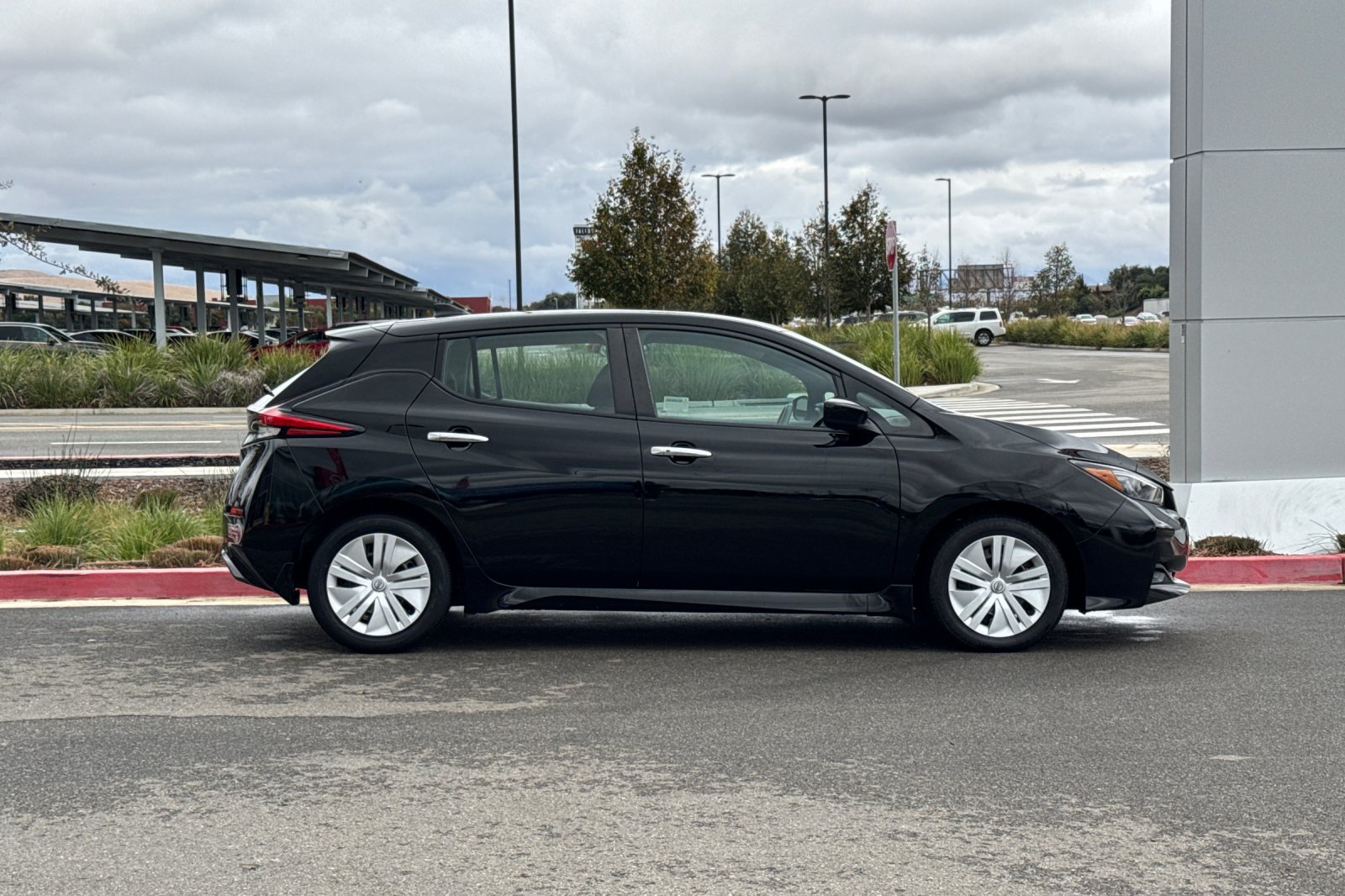 Used 2025 Nissan Leaf S FWD image 3