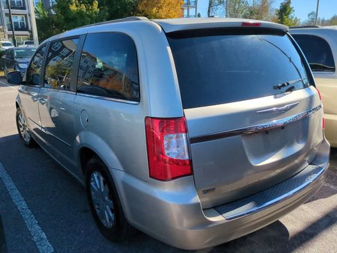 Used 2016 Chrysler Town & Country Touring image 3