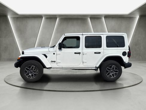 Used 2025 Jeep Wrangler Unlimited Sahara AWD/4WD image 4
