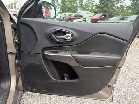 Used 2019 Jeep Cherokee Limited w/ Technology Group image 10