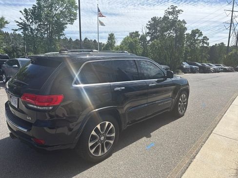 Used 2017 Jeep Grand Cherokee Overland AWD/4WD image 4