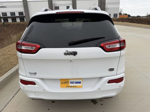 Used 2017 Jeep Cherokee Overland image 6