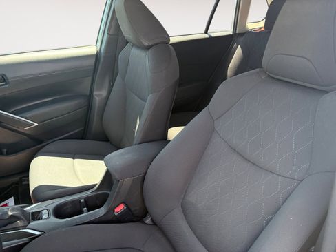 Used 2025 Toyota Corolla Cross LE FWD image 9