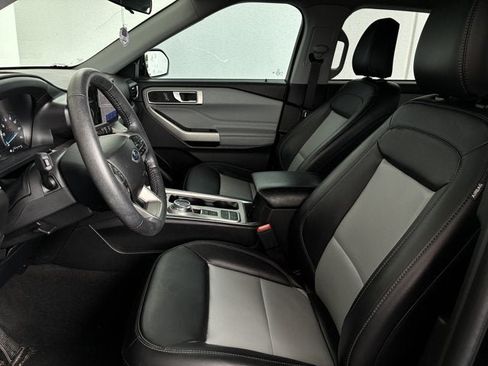 Used 2023 Ford Explorer XLT w/ Equipment Group 202A RWD image 13