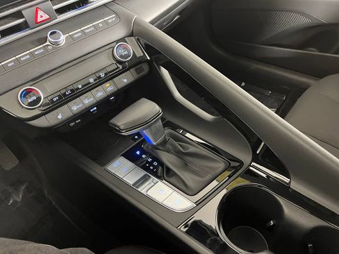 Used 2025 Hyundai Elantra SEL image 24