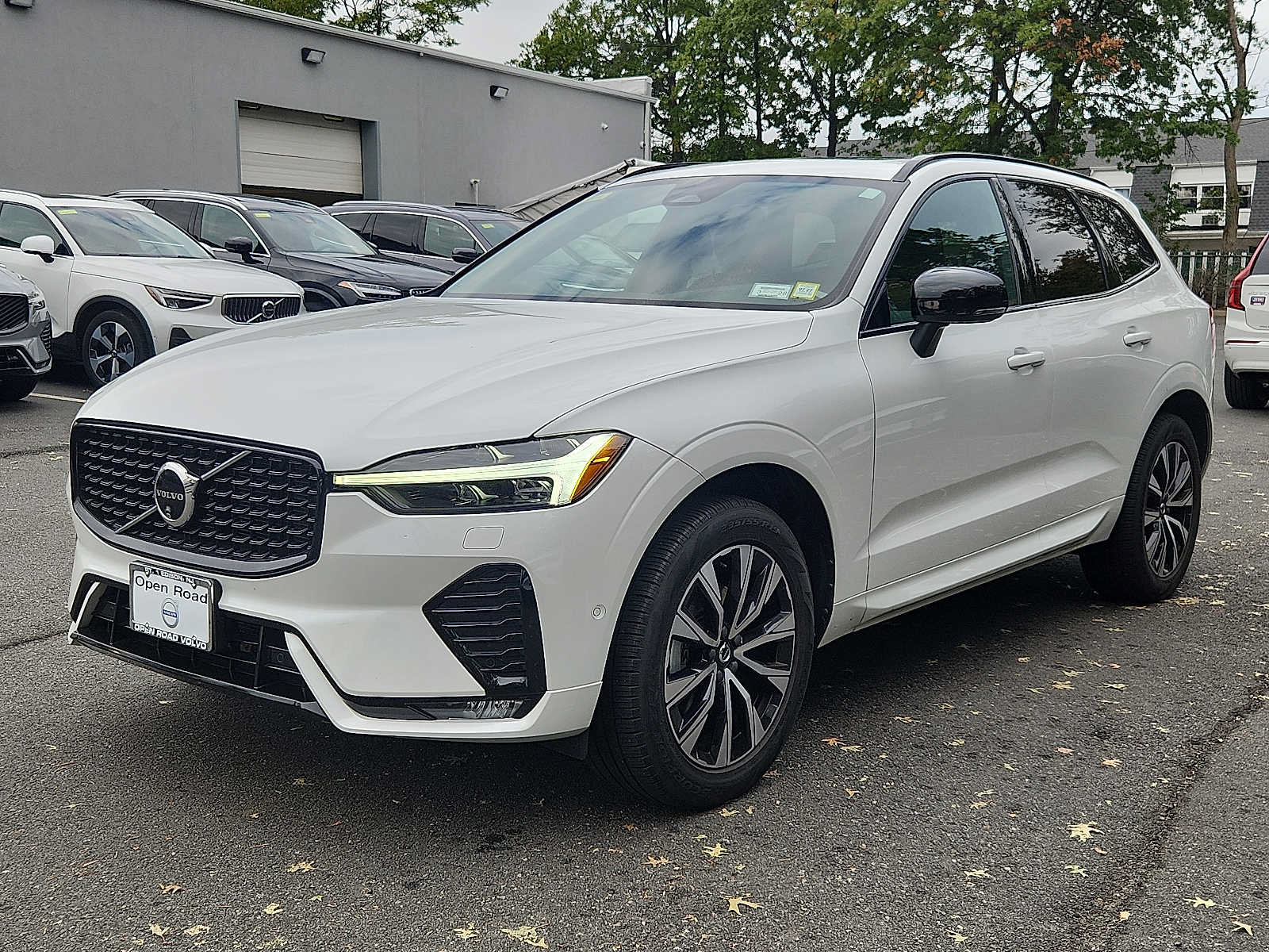 Used 2024 Volvo XC60 B5 Plus AWD/4WD image 3