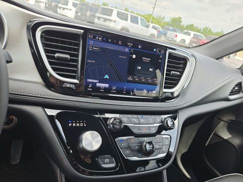 Used 2024 Chrysler Pacifica Limited w/ S Appearance Package FWD image 29