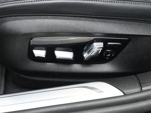 Used 2022 BMW 740i xDrive w/ M Sport Package image 20