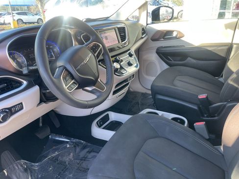 Used 2023 Chrysler Voyager LX FWD image 7