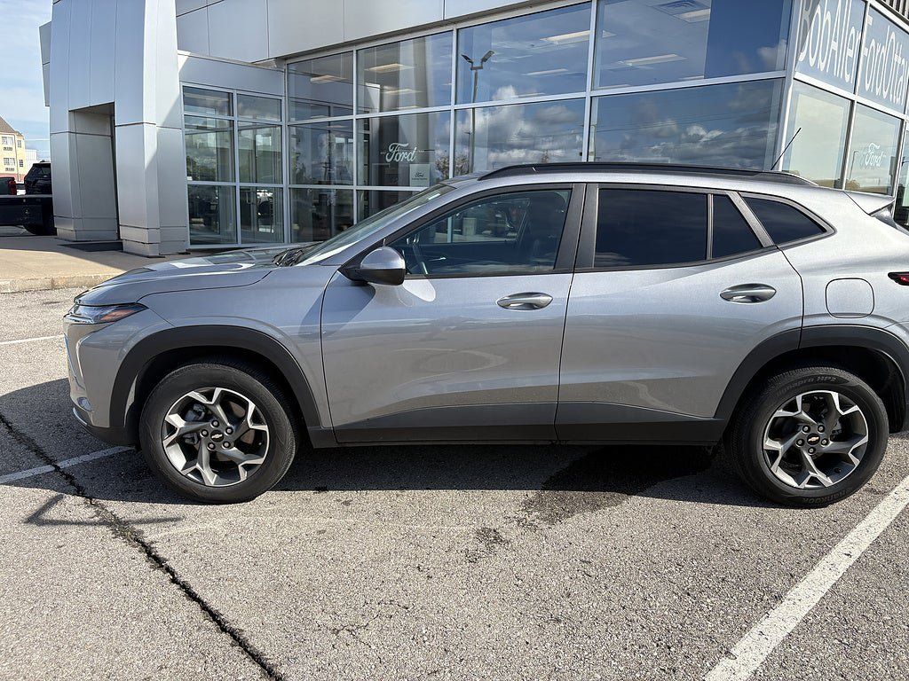 Used 2025 Chevrolet Trax LT FWD image 4
