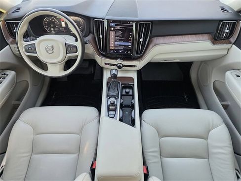 Used 2021 Volvo XC60 T5 Momentum w/ Premium Package image 20