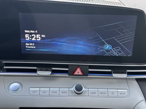 Used 2024 Hyundai Elantra Limited image 18