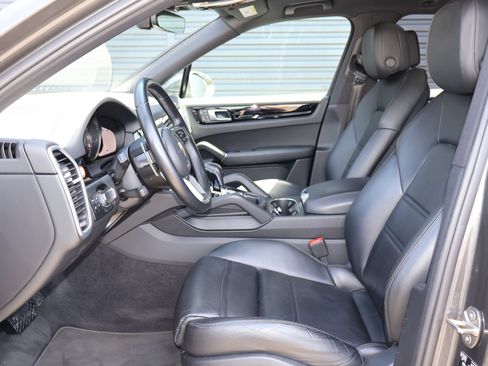 Used 2023 Porsche Cayenne AWD/4WD image 5