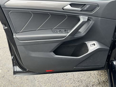 Used 2022 Volkswagen Tiguan SE R-Line image 15