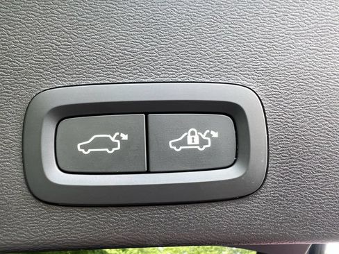Certified 2025 Volvo XC40 B5 Core AWD/4WD image 29