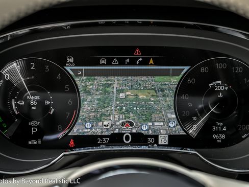 Used 2023 Bentley Bentayga Plug-In Hybrid image 35