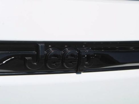 Used 2025 Jeep Grand Cherokee Altitude RWD image 8