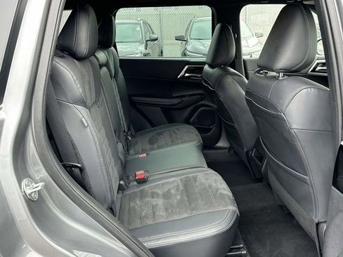 Used 2023 Mitsubishi Outlander SE Black Edition image 19