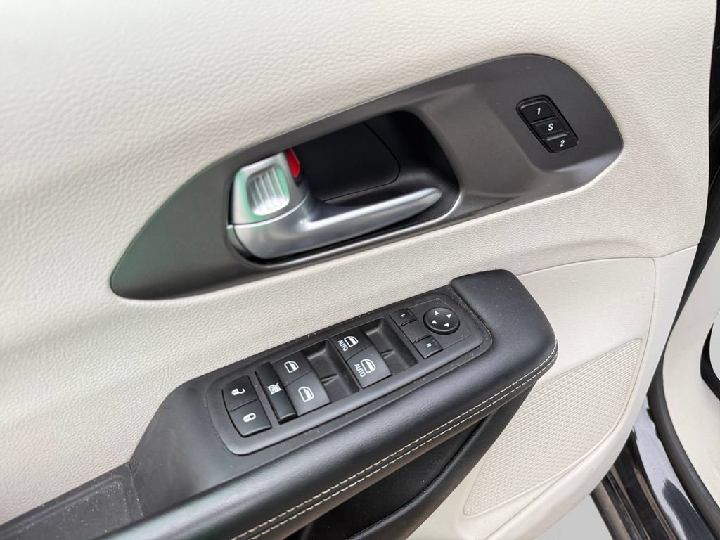 Used 2023 Chrysler Pacifica Touring-L FWD image 19