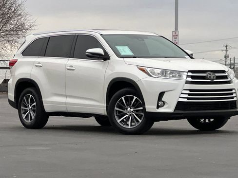 Used 2018 Toyota Highlander XLE FWD image 2