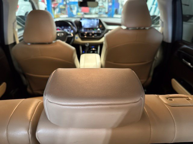 Used 2022 Toyota Highlander XLE AWD/4WD image 15