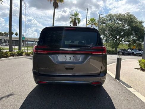 Used 2023 Chrysler Pacifica Touring-L FWD image 4