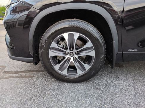 Used 2022 Toyota Highlander XLE AWD/4WD image 27