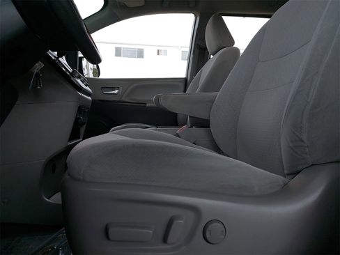 Used 2020 Toyota Sienna LE image 28