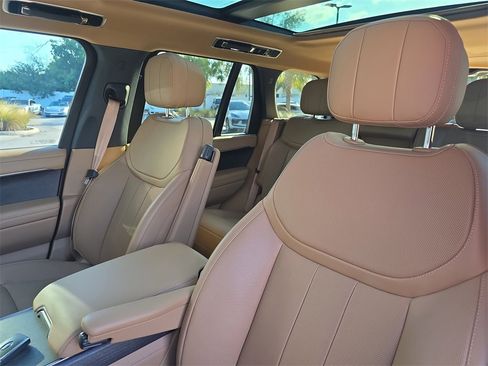 Used 2025 Land Rover Range Rover SE image 5