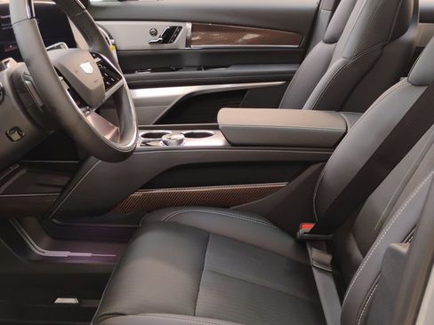 New 2026 Cadillac Vistiq Luxury w/ LPO, Floor Liner Package image 5