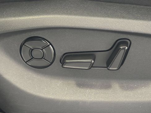 Used 2026 Volkswagen Tiguan SE FWD image 22