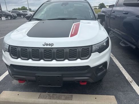 Used 2024 Jeep Compass Trailhawk AWD/4WD image 2