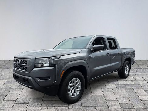 Used 2024 Nissan Frontier SV image 3
