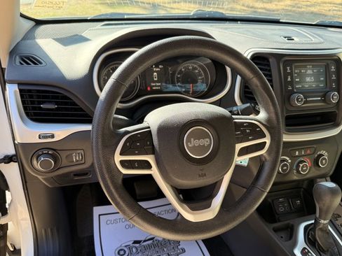 Used 2017 Jeep Cherokee Sport image 17