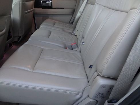 Used 2017 Lincoln Navigator Select RWD image 17