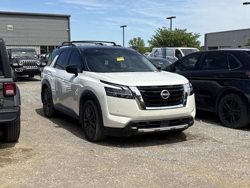 Used 2024 Nissan Pathfinder SL w/ SL Premium Package AWD/4WD image 3