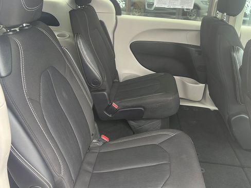 Used 2023 Chrysler Voyager LX image 15