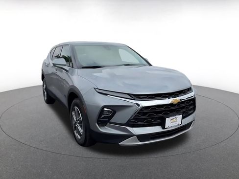 Used 2025 Chevrolet Blazer LT FWD image 3