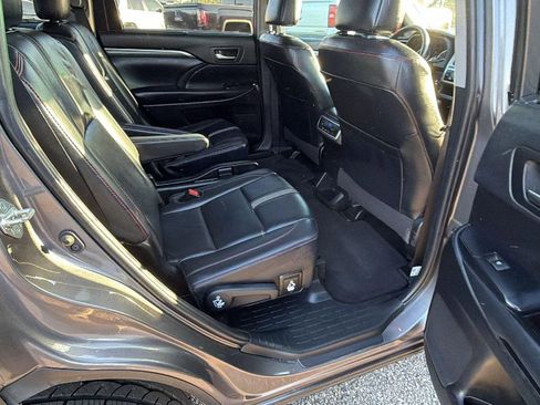 Used 2019 Toyota Highlander SE w/ Nightshade Edition image 19