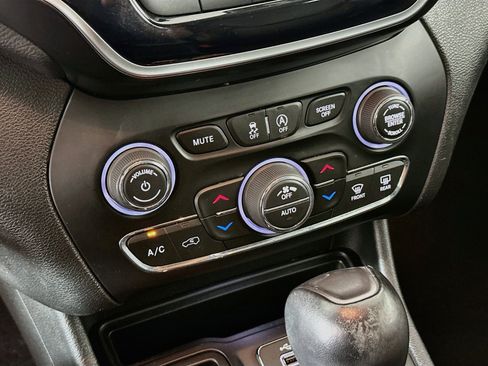 Used 2019 Jeep Cherokee Limited w/ Luxury Group FWD image 23