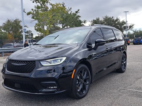 New 2026 Chrysler Pacifica Select w/ S Appearance Package image 2