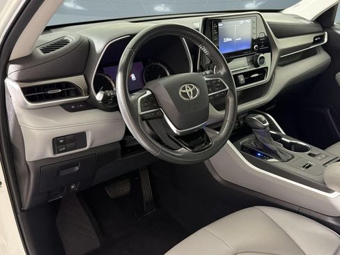 Used 2021 Toyota Highlander XLE FWD image 4
