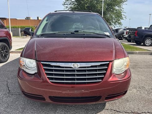Used 2007 Chrysler Town & Country Touring FWD image 2