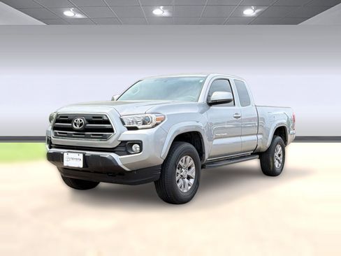 Used 2016 Toyota Tacoma SR5 image 2